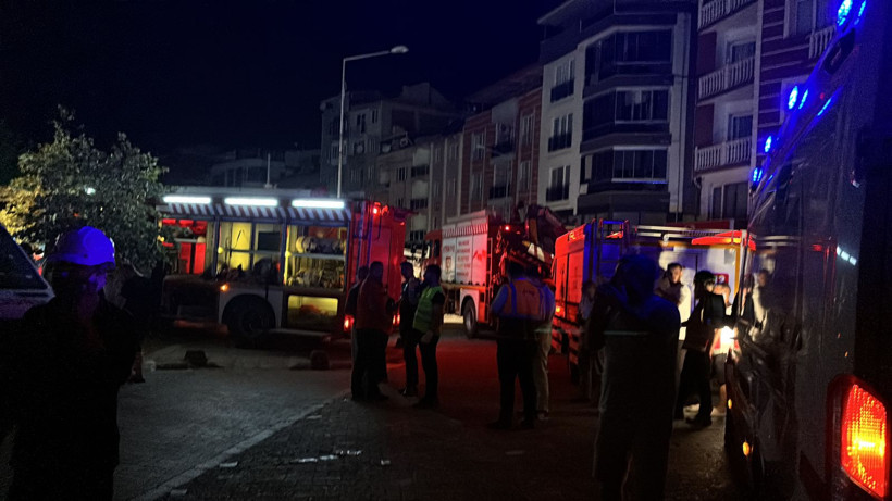 BALIKESİR - SIDIRGI: depremde yıkılan binaların ilk görüntüleri - Resim: 3