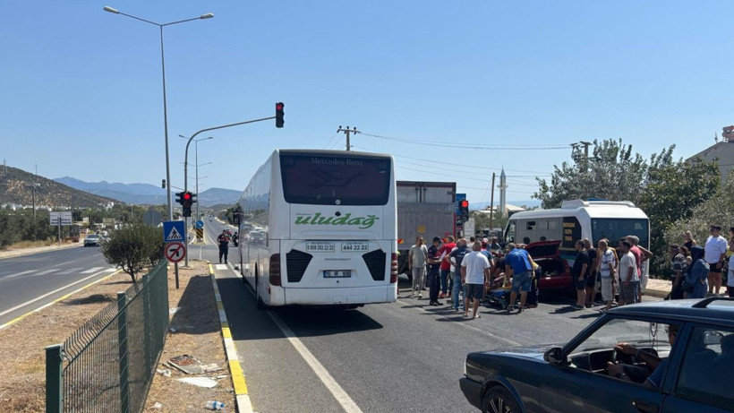 Edremit’te Bir Kaza Daha: Zincirleme Trafik Kazasında Sürücü Araçta Sıkıştı - Resim: 2