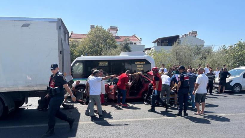 Edremit’te Bir Kaza Daha: Zincirleme Trafik Kazasında Sürücü Araçta Sıkıştı - Resim: 6