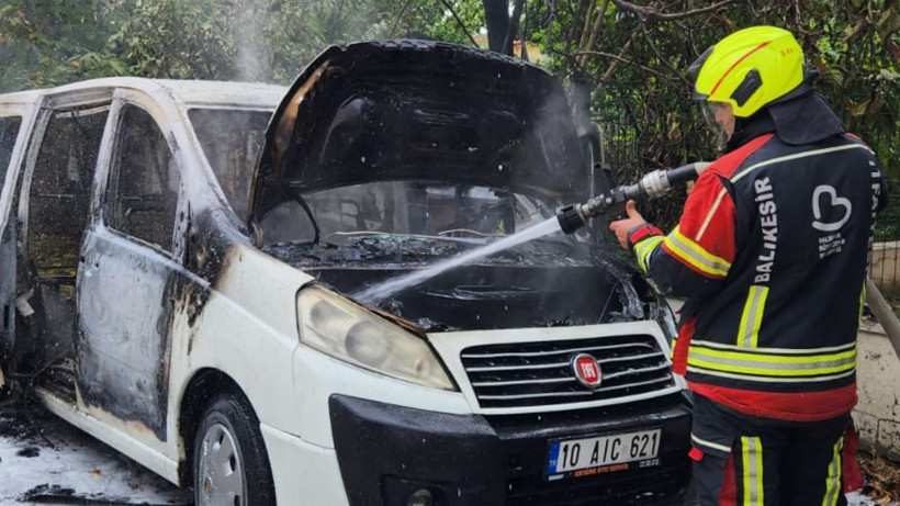 Edremit’te Araç Yangını Paniğe Neden Oldu - Resim: 1