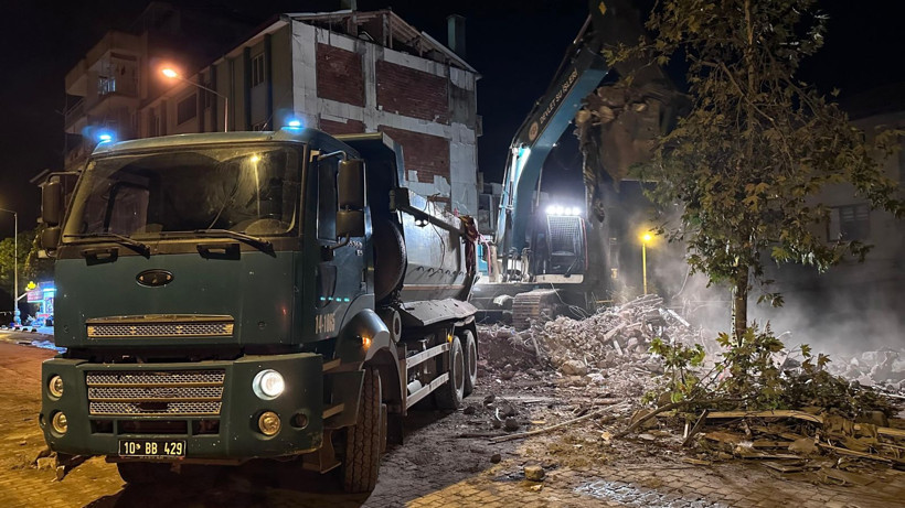 Sındırgı’da 6.1’lik Depremin Ardından DSİ Ekipleri Sahada - Resim: 1