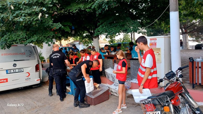 Edremit Kızılay’dan Yangın Bölgesine Destek