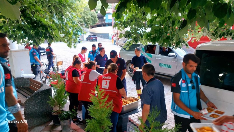 Edremit Kızılay’dan Yangın Bölgesine Destek