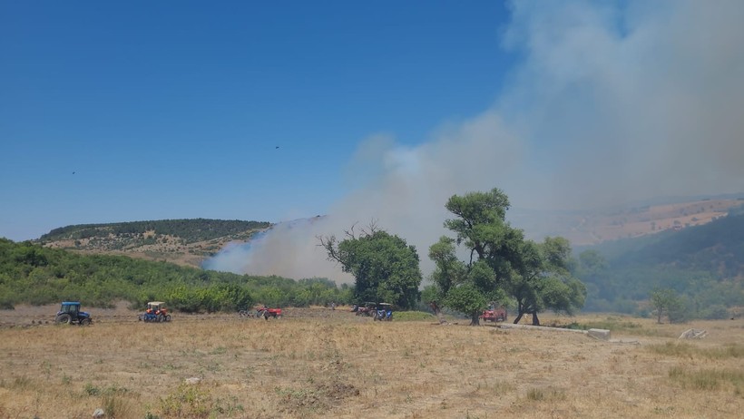Bigadiç Çömlekçi’de Yangına Müdahale Sürüyor