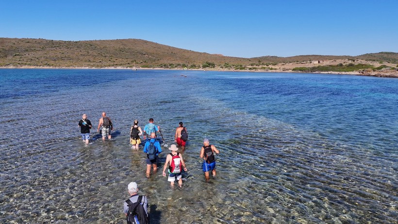 Ayvalık’ta Deniz İçinden Yürüyerek Adadan Adaya Geçtiler