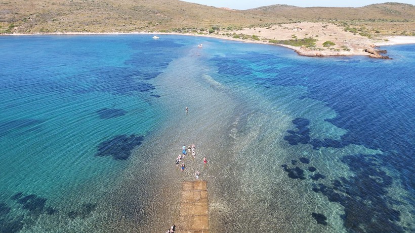 Ayvalık’ta Deniz İçinden Yürüyerek Adadan Adaya Geçtiler