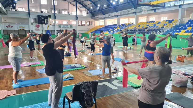 Edremit’te Kadınlar Sabah Sporu ile Güne Zinde Başlıyor
