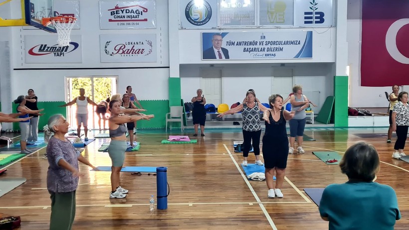 Edremit’te Kadınlar Sabah Sporu ile Güne Zinde Başlıyor