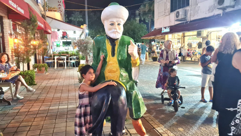 Altınoluk’ta Tatilcileri 'Şirinler' ve Nasreddin Hoca' Karşılıyor 