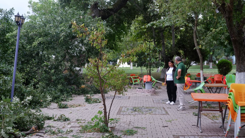 Başkan Semizel Fırtına Sonrası Hasar Gören Alanlarda İncelemelerde Bulundu Gece saatlerinde etkili olan fırtına sonrası Susurluk ilçe merkezinde meydana gelen hasar, belediye ekiplerini harekete geçirdi. Susurluk Belediye Başkanı Hakan Yıldırım Semizel, fırtınadan zarar gören Atatürk Parkı’nda incelemelerde bulundu. Park ve Bahçeler Müdürü Altan Sidat ve Orman Bölge Şefi Ayşe Gezer ile birlikte sahada değerlendirmelerde bulunan Başkan Semizel, fırtına nedeniyle zarar gören ağaçları yerinde inceledi. Başkan Semizel, çalışmalara bizzat katılarak saha ekiplerine destek verdi. Zarar gören alanlarda başlatılan temizlik ve müdahale çalışmalarının hızla tamamlanması için ilgili birimlere gerekli talimatları verdiğini belirten Başkan Semizel, süreci yakından takip ettiklerini ifade etti. Susurluk Belediyesi ekipleri, ilçe genelinde fırtınanın yol açtığı olumsuzlukları gidermek için çalışmalarını sürdürüyor.
