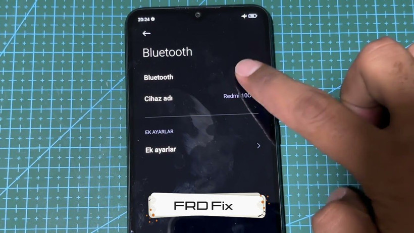 Bilişim Uzmanı Hakan Topuzoğlu, cep telefonlarında Bluetooth özelliğinin güvenlik zafiyetine dönüştüğü uyarısında bulunarak, "Yazılımlar kullanılarak cihazlara Bluetooth ile bağlanabiliyorlar" dedi.