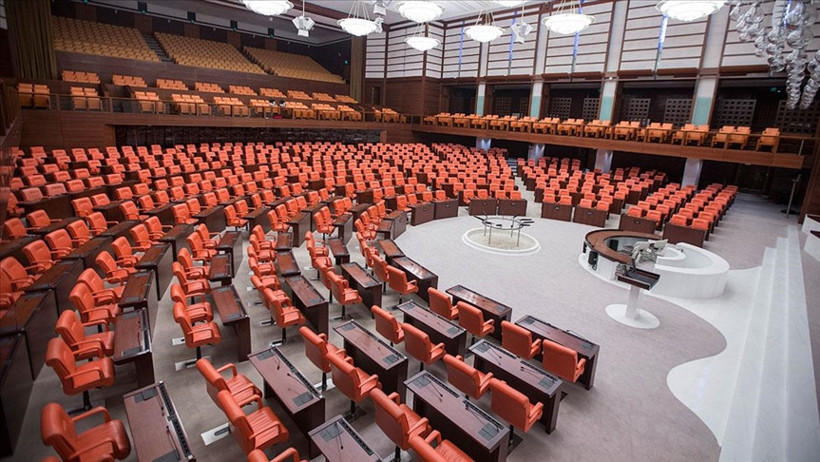 “TBMM’nin uzun tatili sona eriyor! 1 Ekim’de açılacak Meclis’te hangi kritik gündemler masaya yatırılacak, hangi yasalar görüşülecek? Açılış oturumunda neler konuşulacak ve siyasi partiler nasıl bir yol haritası çizecek? Yeni yasama dönemiyle ilgili tüm detaylar merakla bekleniyor