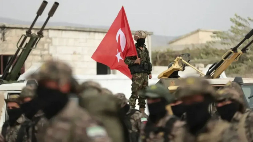 Hatay’daki bir hudut karakolunda görevli askerlerin, köy yolunda karşılaştıkları çocuklara su verdikleri için ihraç edildikleri iddiası kamuoyunda gündem oldu. Sosyal medyada hızla yayılan bu söylentiye Milli Savunma Bakanlığı (MSB) yanıt verdi.