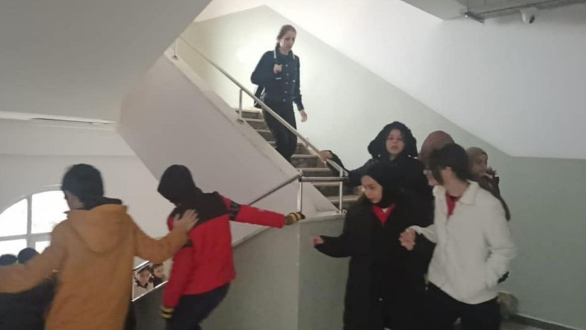 Deprem Sonrası Öğrenciler Okul Bahçelerine Tahliye Edildi - 4. resim