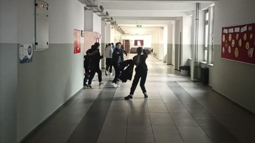 Deprem Sonrası Öğrenciler Okul Bahçelerine Tahliye Edildi - 1. resim