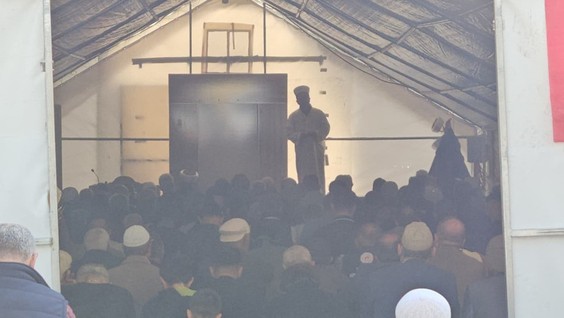 Depremin vurduğu Sındırgı'da cuma namazı çadırlarda kılındı - 2. resim