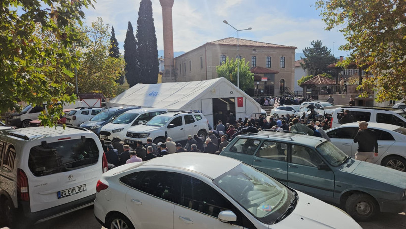 Depremin vurduğu Sındırgı'da cuma namazı çadırlarda kılındı - 3. resim