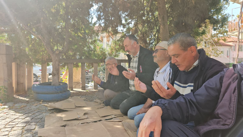 Depremin vurduğu Sındırgı'da cuma namazı çadırlarda kılındı - 1. resim