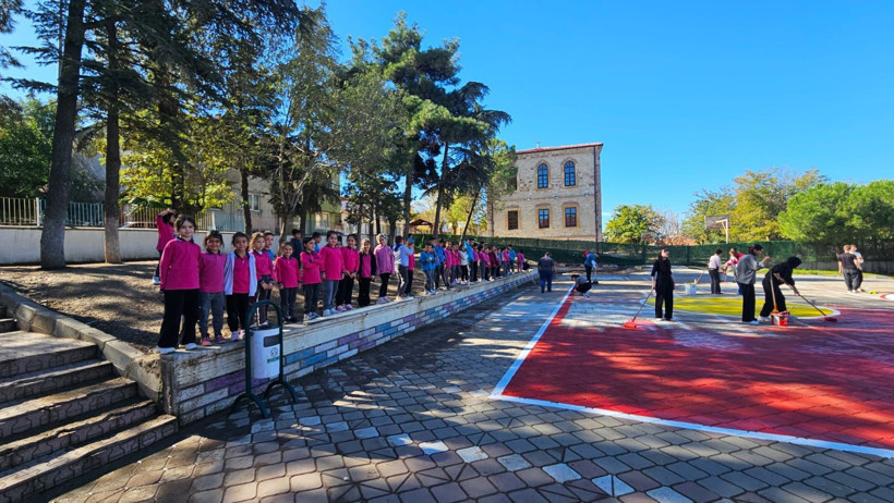 Üniversiteli gençlerden İlkokula çocuklar için oyun alanı - 2. resim