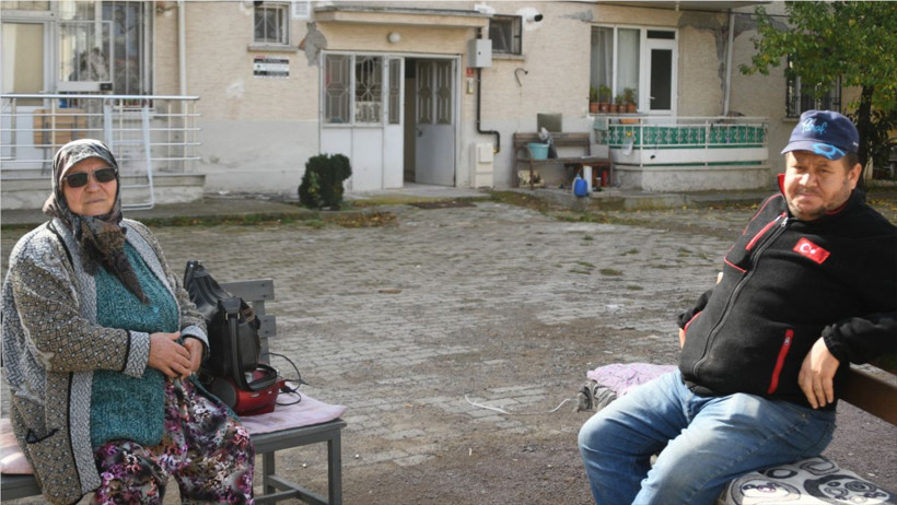 Sındırgı Depremi Sonrası Kızının Hediyesiyle Hayata Tutunuyor