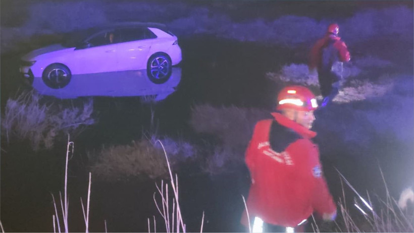 Burhaniye–Akçay yolunda araç su birikintisinde mahsur kaldı - 1. resim