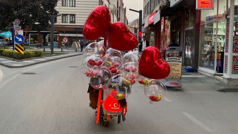 Balıkesir’de Balonlu Motorcu İlgi Odağı Oldu