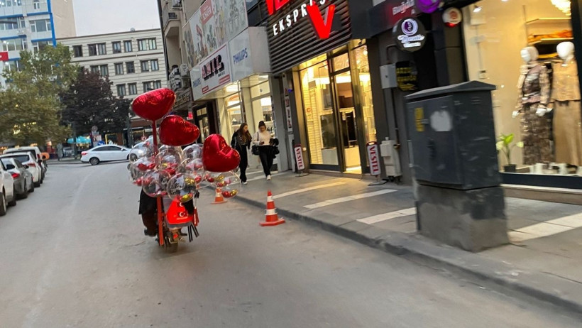 Balıkesir’de Balonlu Motorcu İlgi Odağı Oldu