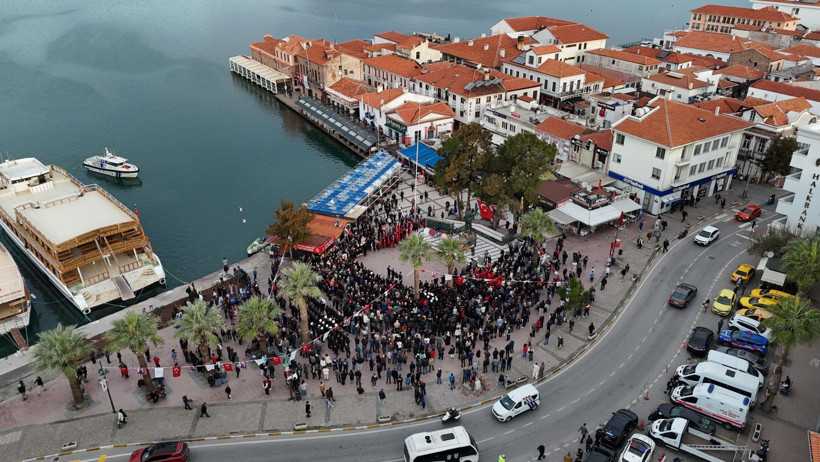 10 Kasım Atatürk’ü Anma Günü’nde Ayvalık Cumhuriyet Meydanı Doldu 