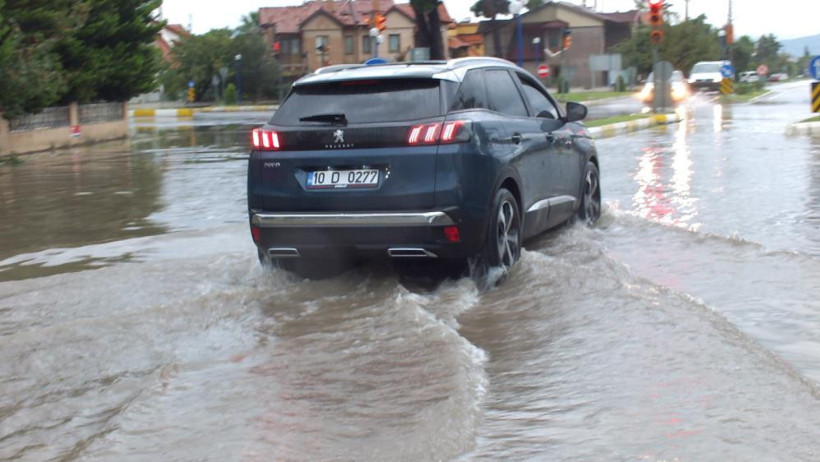 Görüntüler Burhaniye'den! Sokaklar Göl Oldu