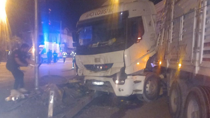 Bandırma’da Feci Kaza: Otomobil Tıra Arkadan Çarptı! 1 Ölü, 1 Yaralı