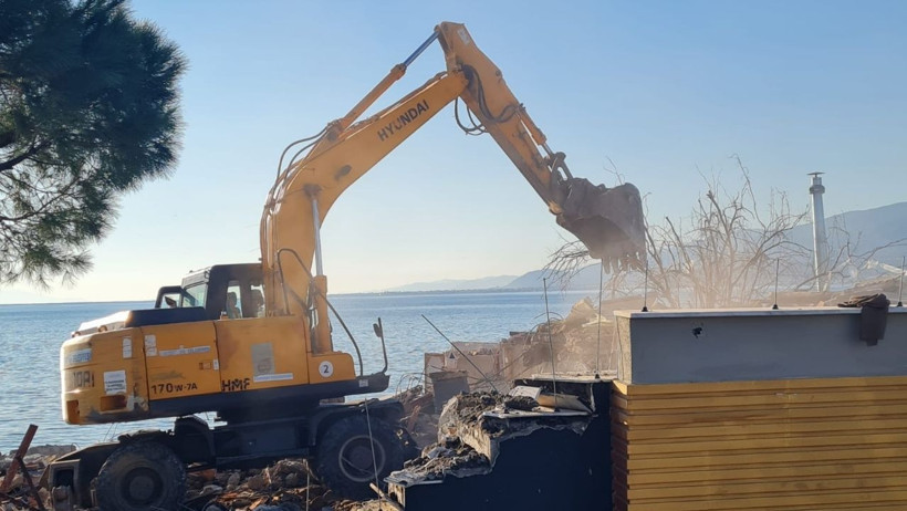 Altınkum’da Yıkım Çalışmaları Sürüyor