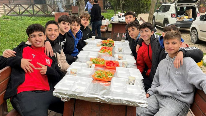Balıkesirspor U15 Takımı Kritik Maç Öncesi Moral Yemeğinde Bir Araya Geldi - 1. resim