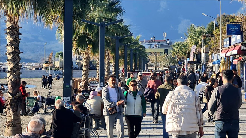 Altınkum Kordon’da Yapılar Mühürlendi Ama Deniz Keyfi Bitmedi