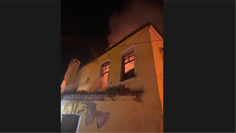 Burhaniye’de Metruk Binada Yangın: Ekipler Alevleri Kısa Sürede Kontrol Altına Aldı