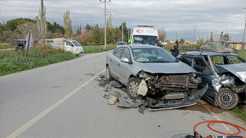 Burhaniye’de Kafa Kafaya Kaza 3 Yaralı