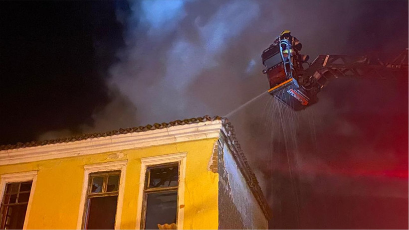 Burhaniye’de Metruk Binada Yangın: Ekipler Alevleri Kısa Sürede Kontrol Altına Aldı