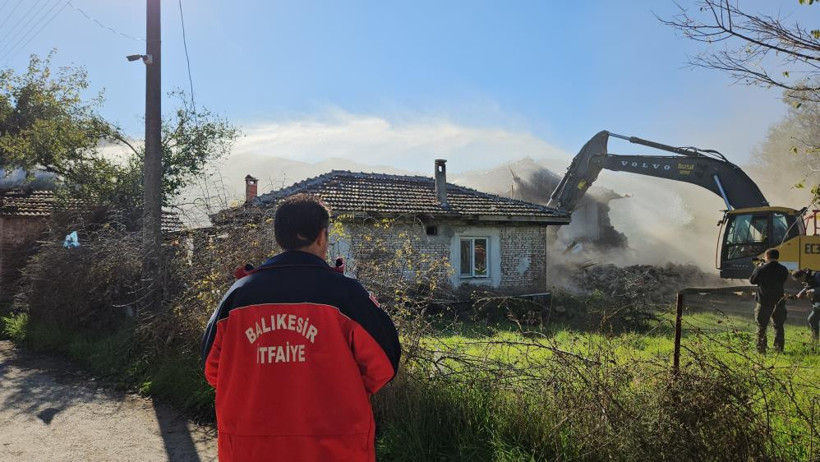 52 Yıllık Evleri Bir Depremde Yıkıldı: Sındırgı’daki Yürek Burkan Anlar