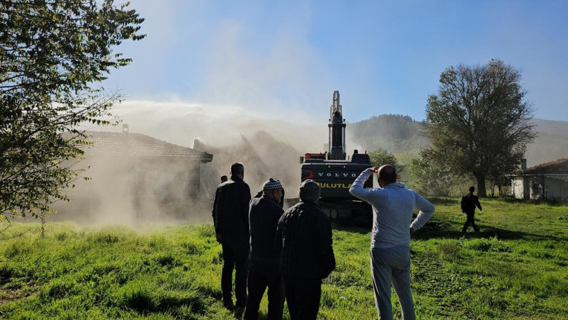 52 Yıllık Evleri Bir Depremde Yıkıldı: Sındırgı’daki Yürek Burkan Anlar