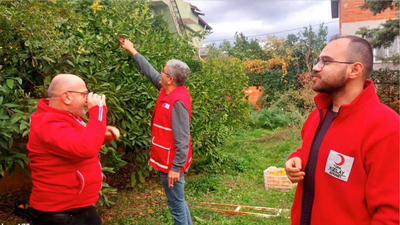 Bahçesindeki Meyveleri Kızılay’a Bağışladı