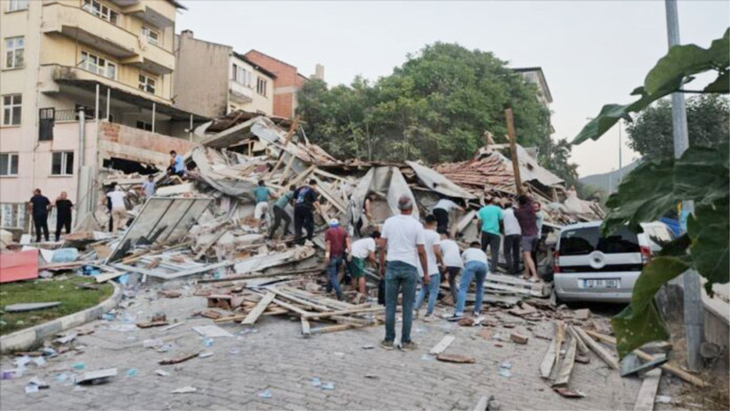 Balıkesir’in Sındırgı ilçesinde 6,1 büyüklüğünde deprem meydana geldi. İçişleri Bakanı Yerlikaya, depremde yıkılan bir binanın enkazından 4 kişinin kurtarıldığını, 1 kişinin ise kaldırıldığı hastanede hayatını kaybettiğini açıkladı.