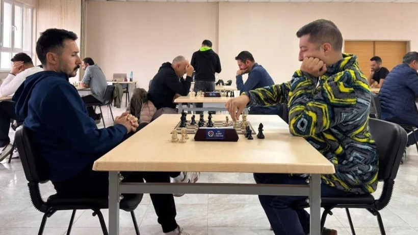 Edremit’te Öğretmenler, Satranç Turnuvasında Ter Döktü