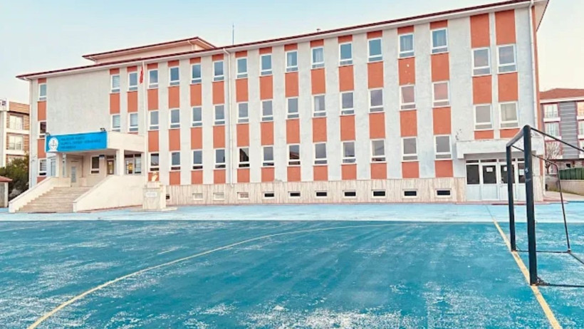 Okul Bahçesinde Köpek Paniği! Öğrenciler Korku Dolu Anlar Yaşadı