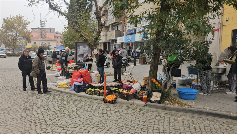 Sındırgı'da Vatandaş Gündelik Hayatına Dönmeye Çalışıyor