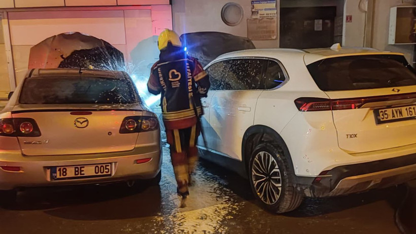 Burhaniye’de Park Halindeki İki Araç Alev Alev Yandı: Çevrede Büyük Önlem!