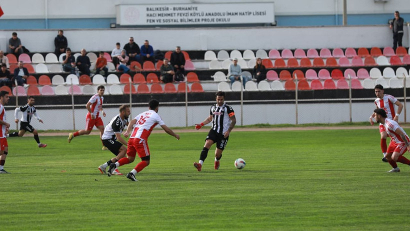 Burhaniye Belediyespor Fırtına Gibi Esiyor: 4-0’lık Zaferle Liderliğini Perçinledi!