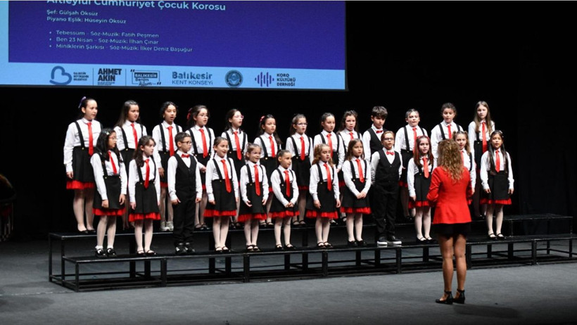  Koroların muhteşem performanslarıyla Balıkesirliler, müzik ziyafeti yaşadı.
