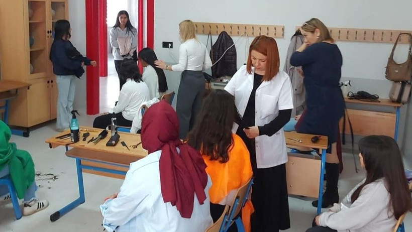 Kursiyerlerden Öğrencilere Uygulamalı Saç Bakımı