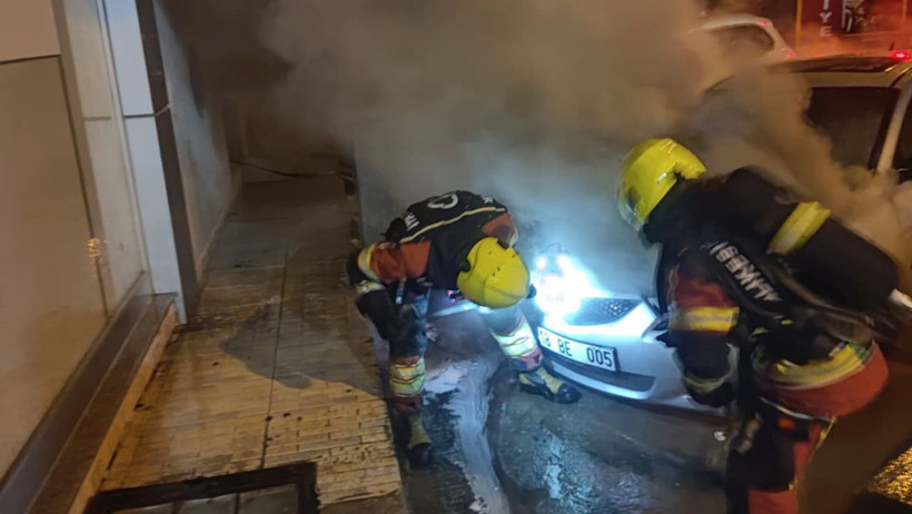 Burhaniye’de Park Halindeki İki Araç Alev Alev Yandı: Çevrede Büyük Önlem!