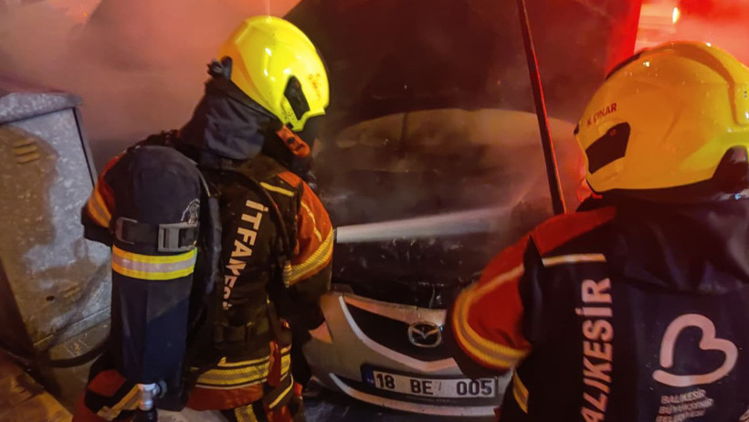 Burhaniye’de Park Halindeki İki Araç Alev Alev Yandı: Çevrede Büyük Önlem!