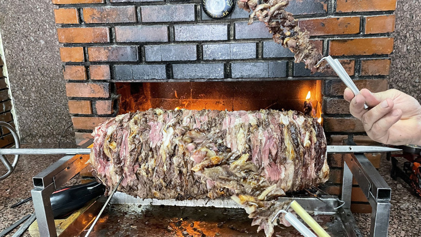 Dünyanın en prestijli lezzet haritalarından biri olarak kabul edilen TasteAtlas, merakla beklenen "Dünyanın En İyi 100 Yemeği" listesini yayımladı. Binlerce yemeğin değerlendirildiği oylamada Türk mutfağı büyük bir başarıya imza atarken, Bodrum’un meşhur çökertme kebabı ve Erzurum’un cağ kebabı ilk 10’a girerek göğüs kabarttı.